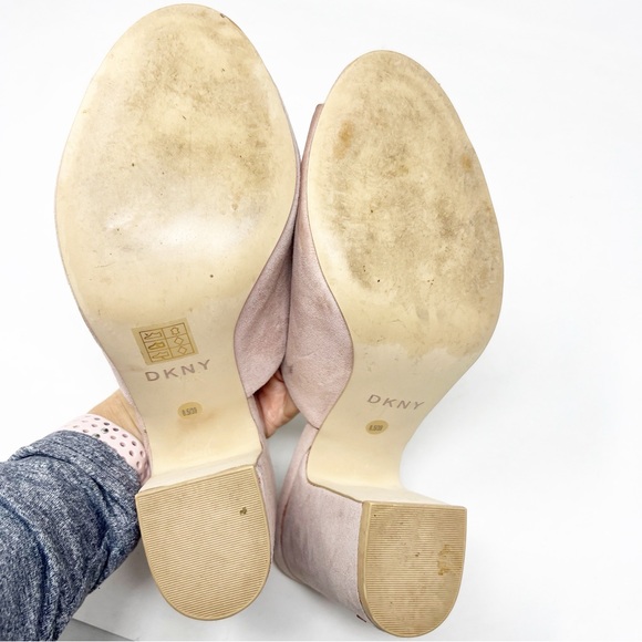 DKNY TAN SUEDE SLIP ON BLOCK HEEL MULES SANDALS WOMENS SZ 8.5 - Picture 5 of 6